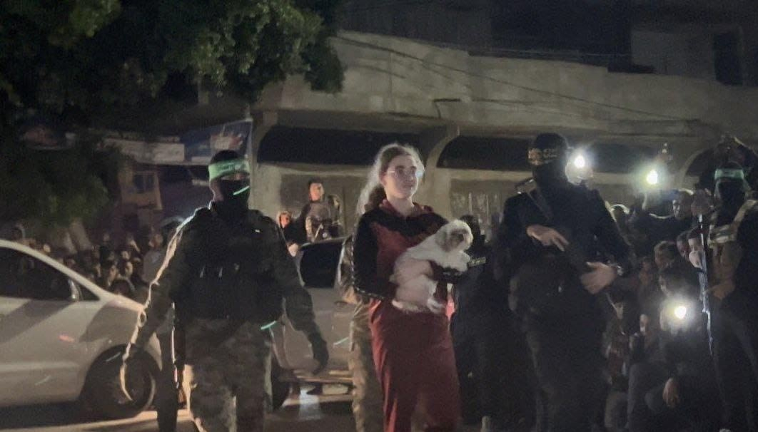 صور تسليم الدفعة الخامسة من المحتجزين في غزة للجانب الإسرائيلي